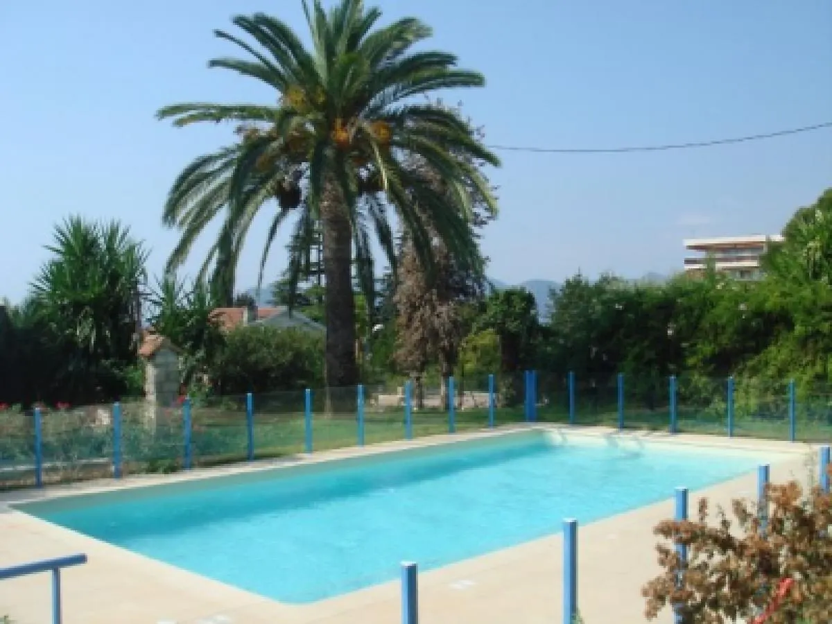 Modern One Bedroomed Apartment Just Off The Cannes Seafront With A Terrace And Pool Access 1753