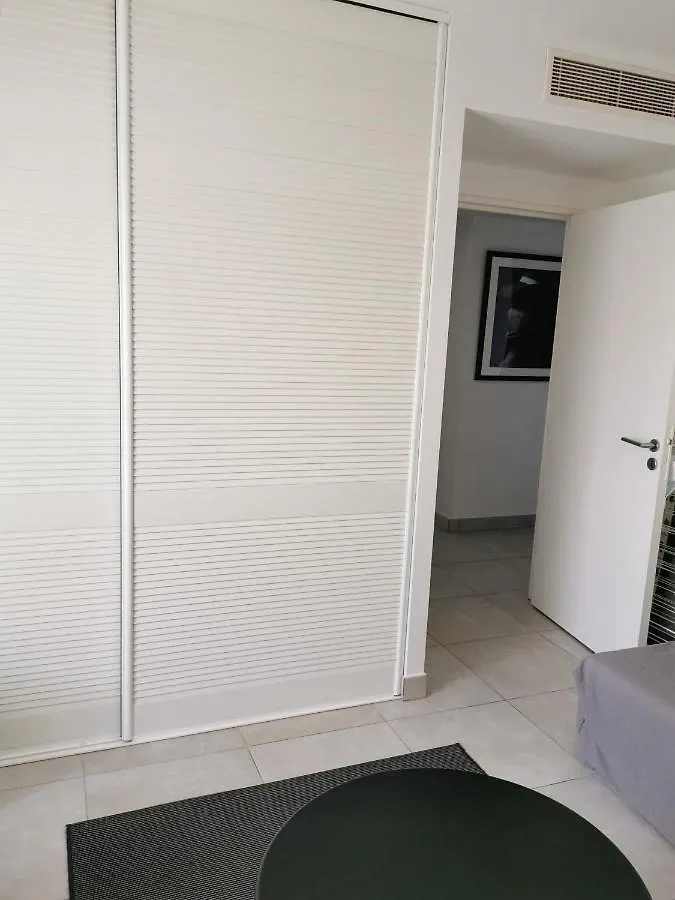 Modern One Bedroomed Apartment Just Off The Cannes Seafront With A Terrace And Pool Access 1753 Francja